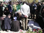 با حضور پرشکوه استادان ، کارمندان و دانشجویان آموزشکده فنی وحرفه ای دختران، دانشگاه ها و مراکز آموزش عالی شاهرود  و همگام و همراه با اقشار مختلف مردم مومن وشهید پرور شهرستان شاهرود و روستاهای اطراف ، پیکر مطهر مسافر گمنام تا منزل ابدیش بدرقه شد.