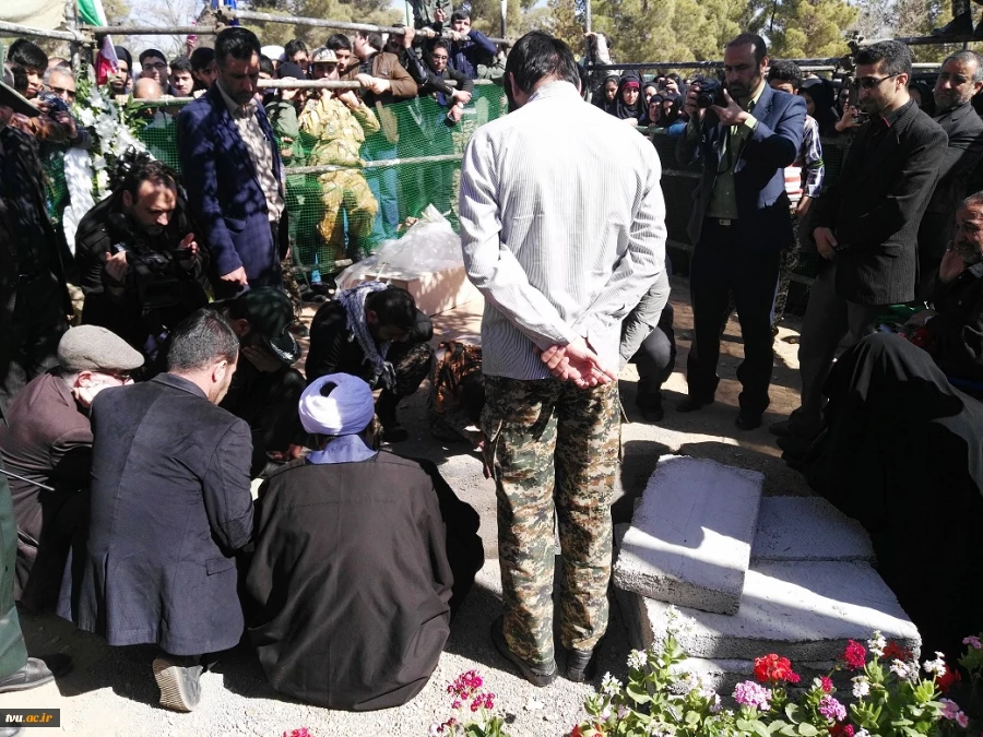 با حضور پرشکوه استادان ، کارمندان و دانشجویان آموزشکده فنی وحرفه ای دختران، دانشگاه ها و مراکز آموزش عالی شاهرود  و همگام و همراه با اقشار مختلف مردم مومن وشهید پرور شهرستان شاهرود و روستاهای اطراف ، پیکر مطهر مسافر گمنام تا منزل ابدیش بدرقه شد.