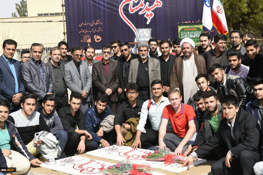 به گزارش اداره کل روابط عمومی، پنجمین یادواره سیزده شهید دانشکده برگزار شد.
بنا بر این گزارش در این مراسم معنوی که با حضور پرشور و گسترده آحاد مردم شهیدپرور کاشان و بخصوص دانشجویان جبهه علم و دانش برگزار شد کربلایی علی رضایی به مدیحه سرایی و حجت الاسلام 