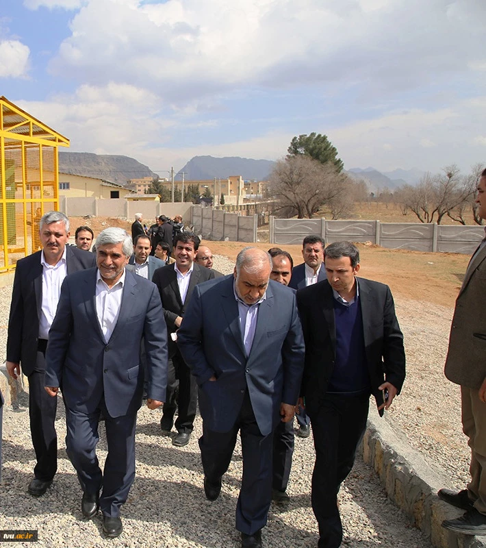 در جلسه ای که دکتر فرهادی وزیر علوم، تحقیقات و فناوری با دانشگاهیان در دانشگاه لرستان داشت، دکتر قائد رحمتی رییس واحد استانی آموزشکده های فنی استان گزارشی در خصوص اهمیت و وضعیت فعلی دانشگاه فنی و حرفه ای و همچنین آموزشکده های استان به وزیر علوم و سایر مسو