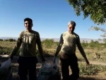 در جریان بازدید مدیر کل حراست دانشگاه های فنی و حرفه ای کشور از روستای چاه قدس خوسف؛
مدیری که در بازدید از اردوی جهادی، خودش جهادگر شد/ انتقاد یزدانیان از نبود دهیار و راه برای روستایی در 70 کیلومتری شهر