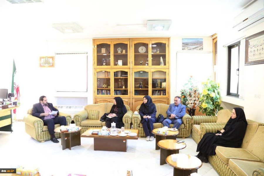 دیدار ریاست و جمعی از مسئولین آموزشکده فنی دختران اصفهان  با فرماندار