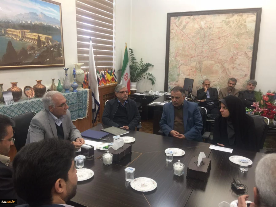 دیدار ریاست و جمعی از مسئولین آموزشکده فنی دختران اصفهان  با دکتر نوروزی شهردار اصفهان