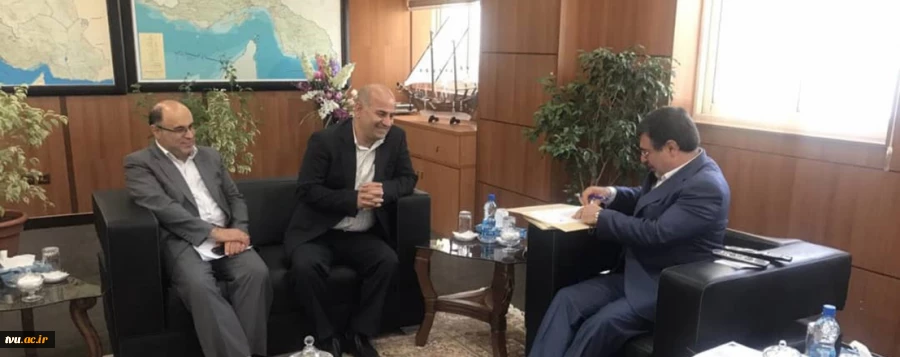 عقد تفاهم نامه همکاری ما بین دانشگاه فنی و استانداری هرمزگان توسط جناب پروفسور صالحی عمران