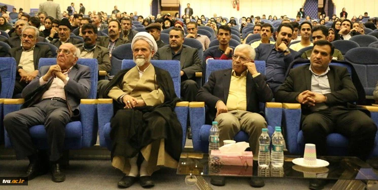 اولین همایش کارآفرینی درهفته جهانی کارآفرین به میزبانی آموزشکده دختران نجف آباد در فرهنگسرای خارون شهرستان برگزار گردید 5