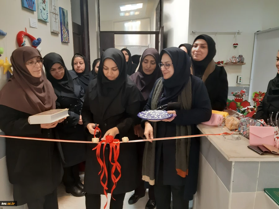 افتتاح نمایشگاه دائمی دستاوردهای دانشجویان توسط دکتر رقیه اشرفی سرپرست آموزشکده فنی و حرفه ای دختران ارومیه در اولین روز هفته پژوهش 5