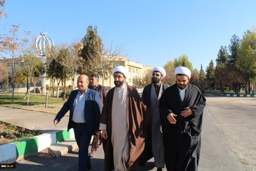   در بازدید مدیرحوزه‌های علمیه استان فارس از دانشکده فنی شهید باهنر مطرح شد:



امضاء تفاهم‌نامه همکاری حوزه علمیه با دانشگاه فنی و حرفه‌ای استان فارس 2