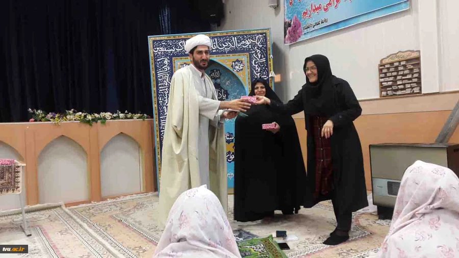 مراسم اختتامیه نماز و جشن میلاد حضرت زینب (س) همراه با اهدا جوایز به برگزیدگان در مسابقات آداب و احکام نماز در نماز خانه دانشکده فنی و حرفه ای دختران نجف آباد برگزار شد. 6