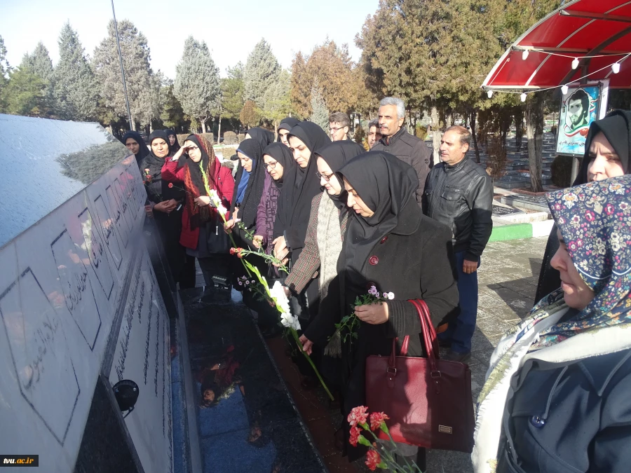 غبار روبی مزار بانوان شهید شهرستان ارومیه توسط کار کنان ، اساتید و جمعی ار دانشجویان  با حضور سرپرست  آموزشکده فنی و حرفه ای دختران ارومیه  3