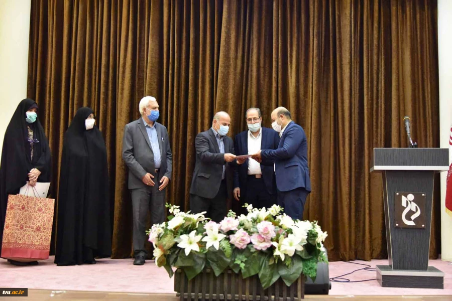 با حضور مدیرکل دبیرخانه هیات مرکزی گزینش کارکنان وزارت علوم، تحقیقات و فناوری

 مراسم تکریم و معارفه مدیر هسته گزینش دانشگاه فنی و حرفه ای برگزار شد 3