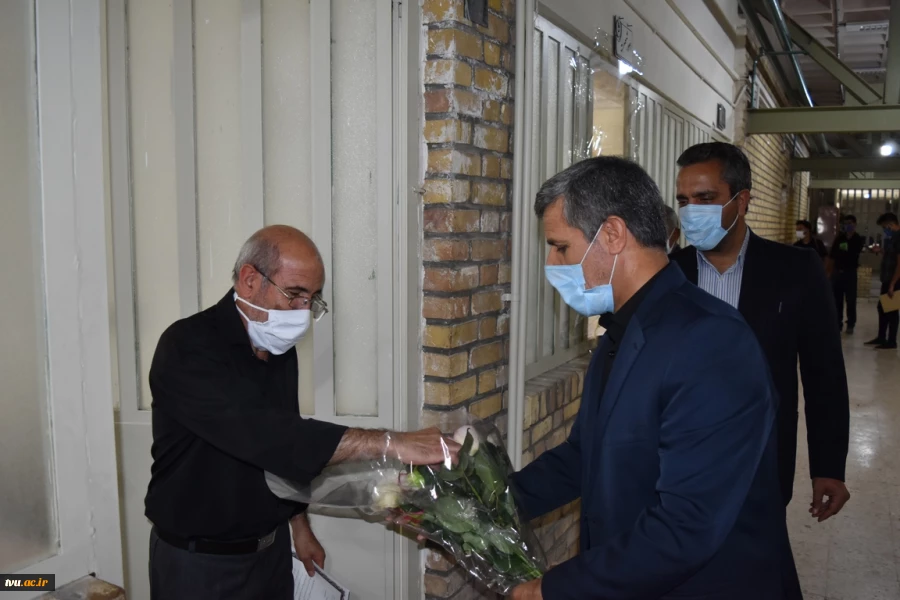 به مناسبت هفته دولت و روز کارمند، رئیس دانشگاه فنی و حرفه ای استان کرمان از تعدادی از کارکنان این دانشگاه تقدیر و تشکر کرد 7