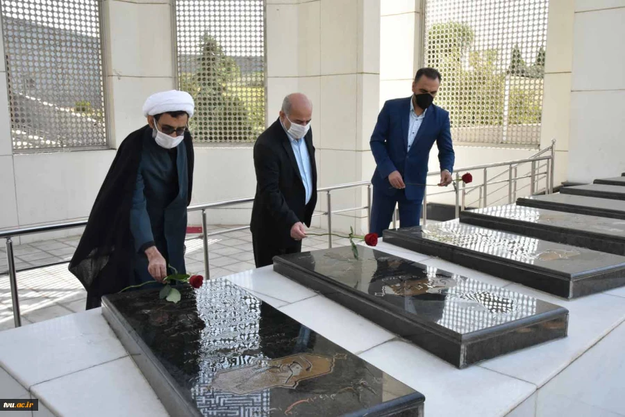 رییس دانشگاه فنی و حرفه ای در آیین عطر افشانی قبور شهدای گمنام:

رسالت امروز جامعه دانشگاهی قدردانی از جان فشانی و ایثار شهداست 2