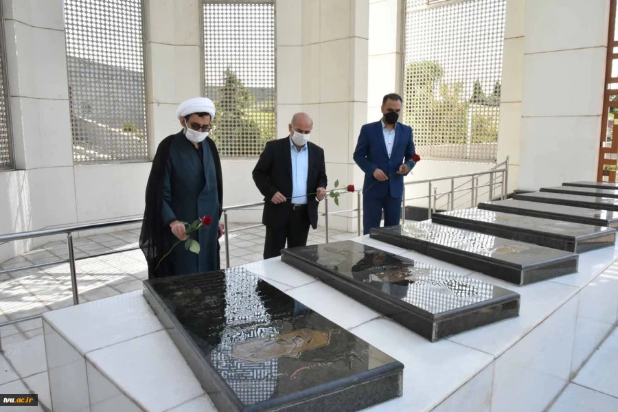 رییس دانشگاه فنی و حرفه ای در آیین عطر افشانی قبور شهدای گمنام:

رسالت امروز جامعه دانشگاهی قدردانی از جان فشانی و ایثار شهداست 6