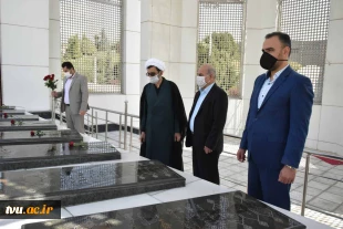 رییس دانشگاه فنی و حرفه ای در آیین عطر افشانی قبور شهدای گمنام:

رسالت امروز جامعه دانشگاهی قدردانی از جان فشانی و ایثار شهداست 8