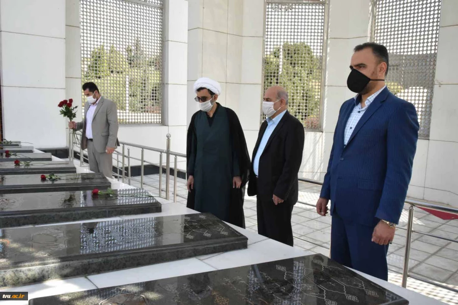رییس دانشگاه فنی و حرفه ای در آیین عطر افشانی قبور شهدای گمنام:

رسالت امروز جامعه دانشگاهی قدردانی از جان فشانی و ایثار شهداست 8
