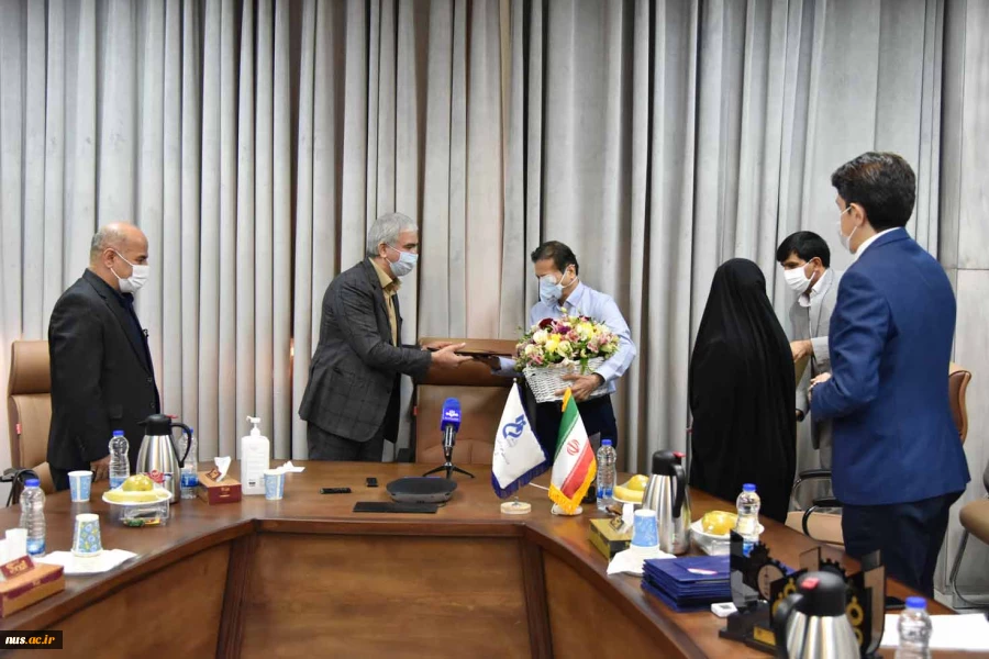 با حضور معاونین فرهنگی وزارت علوم و بهداشت 

مراسم اختتامیه نخستین دوره مسابقات ملی تولید محتوا فن ورز (فرصت سازی کرونایی) برگزار شد 16