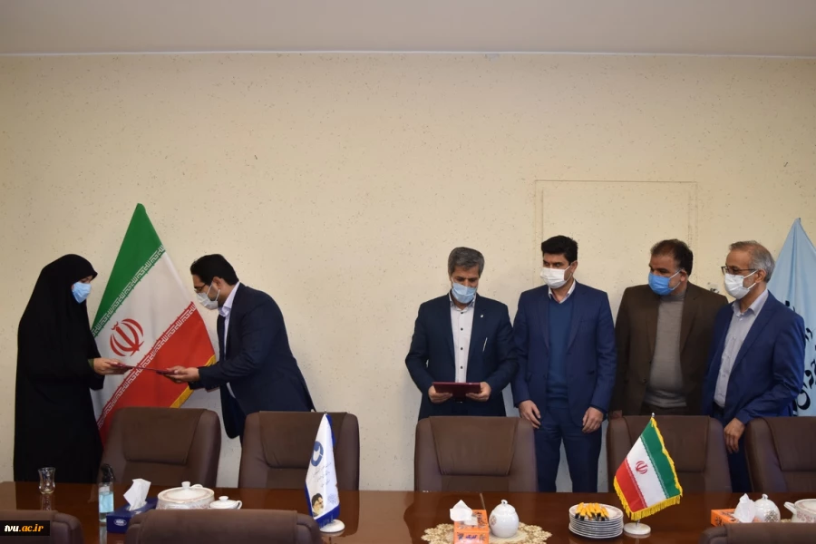 از نفرات برتر مسابقه کتاب‌خوانی یکصد و چهارده نکته درباره نماز تقدیر شد 3