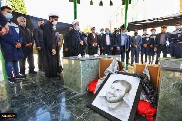 در آیین افتتاح سال تحصیلی جدید دانشجویان دانشگاه فنی و حرفه ای کشور

آیت الله اعرافی در دانشکده فنی و حرفه ای انقلاب اسلامی تهران حضور یافت  2