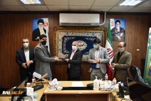 دکتر صالحی عمران ، در نشست دبیران اتحادیه های انجمن های علمی دانشجویی :
دانشجویان، شرکای اصلی دانشگاه در آموزش هستند و باید سیستم آموزشی را با کمک ایشان کارآمدتر کرد. 
 2