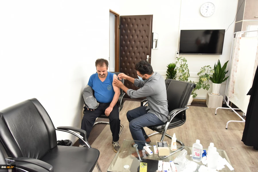 به همت اداره‌کل پشتیبانی و امور رفاهی دانشگاه  صورت گرفت:
تزریق رایگان واکسن آنفولانزا به همکاران سازمان مرکزی دانشگاه فنی و حرفه‌ای 6