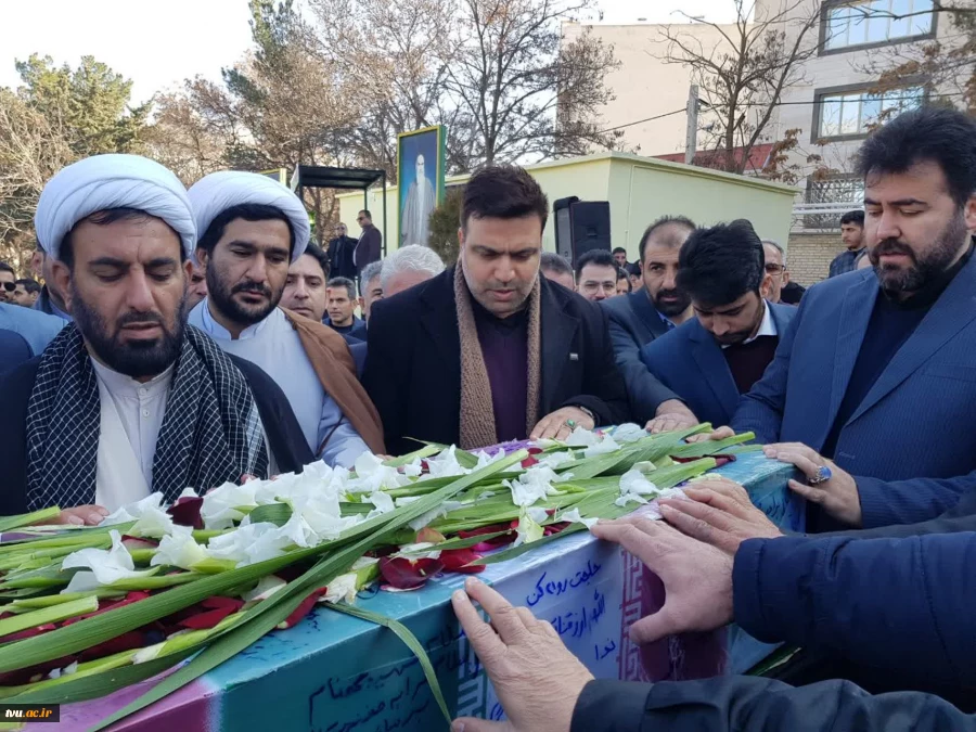 عطر شهید گمنام در دانشکده فنی و حرفه‌ای شماره 1 استان کرمانشاه پیچید
پیکر مطهر شهید گمنام با حضور دکتر خسرویان، همزمان با ایام شهادت حضرت فاطمه زهرا (س)، در دانشکده فنی و حرفه‌ای شماره 1 کرمانشاه تشییع شد 2