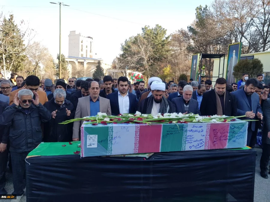 عطر شهید گمنام در دانشکده فنی و حرفه‌ای شماره 1 استان کرمانشاه پیچید
پیکر مطهر شهید گمنام با حضور دکتر خسرویان، همزمان با ایام شهادت حضرت فاطمه زهرا (س)، در دانشکده فنی و حرفه‌ای شماره 1 کرمانشاه تشییع شد 2