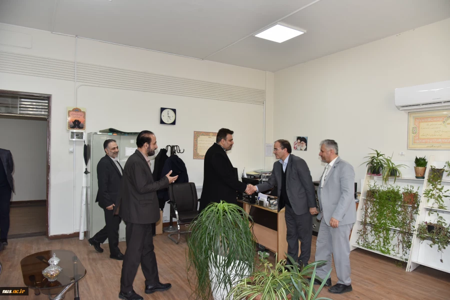 دیدار دکتر خسرویان با همکاران دفتر مرکزی حراست دانشگاه و بازدید از سرورها و تجهیزات آن حوزه 3