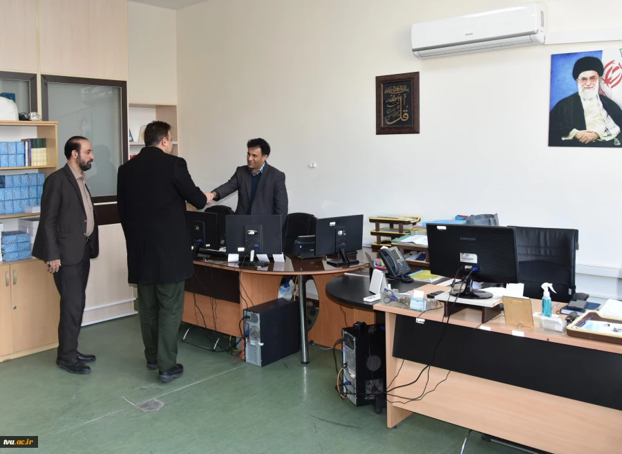 دیدار دکتر خسرویان با همکاران دفتر مرکزی حراست دانشگاه و بازدید از سرورها و تجهیزات آن حوزه 5