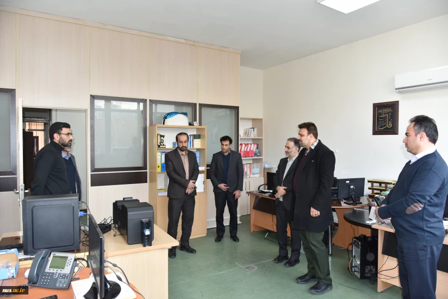 دیدار دکتر خسرویان با همکاران دفتر مرکزی حراست دانشگاه و بازدید از سرورها و تجهیزات آن حوزه 7