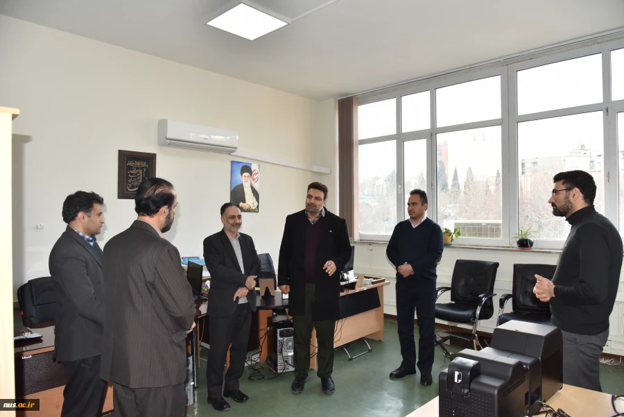 دیدار دکتر خسرویان با همکاران دفتر مرکزی حراست دانشگاه و بازدید از سرورها و تجهیزات آن حوزه 9