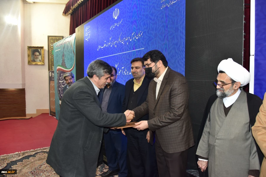 در مراسم اختتامیه اجلاس رؤسای دانشکده‌ها و آموزشکده‌های فنی و حرفه‌ای سراسر کشور انجام شد:

معرفی و تقدیر از واحدهای استانی حائز شرایط برتر دانشگاه فنی و حرفه‌ای 6