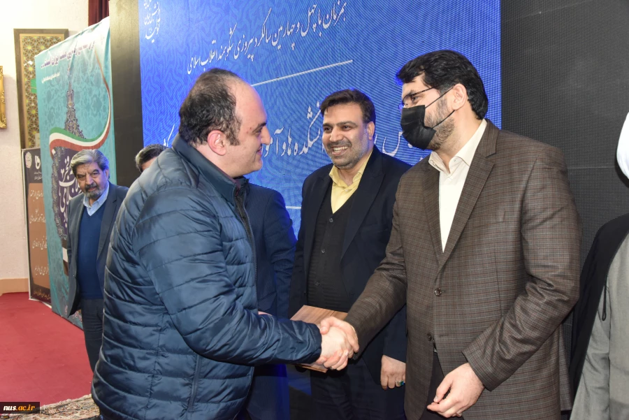 در مراسم اختتامیه اجلاس رؤسای دانشکده‌ها و آموزشکده‌های فنی و حرفه‌ای سراسر کشور انجام شد:

معرفی و تقدیر از واحدهای استانی حائز شرایط برتر دانشگاه فنی و حرفه‌ای 9