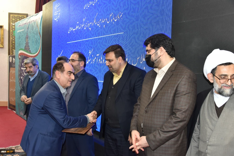 در مراسم اختتامیه اجلاس رؤسای دانشکده‌ها و آموزشکده‌های فنی و حرفه‌ای سراسر کشور انجام شد:

معرفی و تقدیر از واحدهای استانی حائز شرایط برتر دانشگاه فنی و حرفه‌ای 10