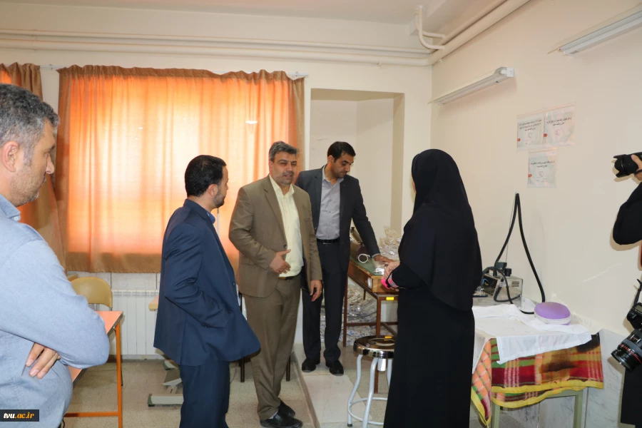 بازدید رئیس دانشگاه فنی و حرفه‌ای از آموزشکده‌ فنی و حرفه‌ای دختران جونقان 9