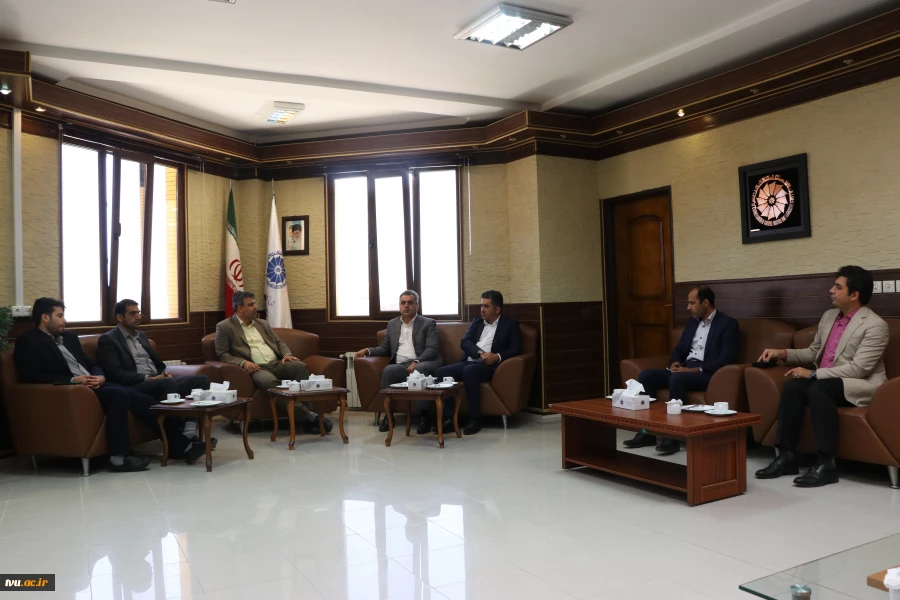 نشست رئیس دانشگاه فنی و حرفه‌ای با مدیرعامل رئیس اتاق بازرگانی، صنایع، معادن و کشاورزی استان چهارمحال و بختیاری 3