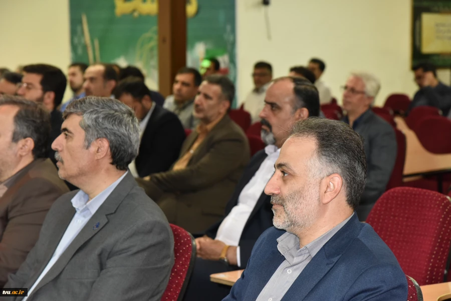 رئیس دانشگاه فنی و حرفه‌ای کشور در جلسه هم‌اندیشی با بسیج اساتید دانشگاه:

اساتید انقلابی دروازه‌های رشد و پیشرفت انقلاب هستند 18