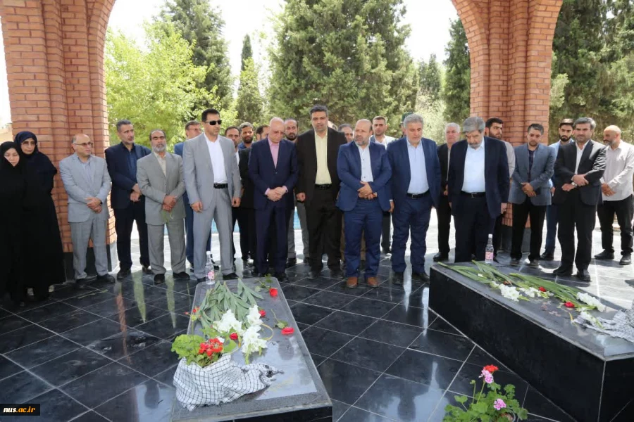 تکریم و تجلیل از خانواده‌های معظم شهدا در آیین رونمایی از یادمان‌های شهید گمنام در دانشگاه فنی و حرفه‌ای 5