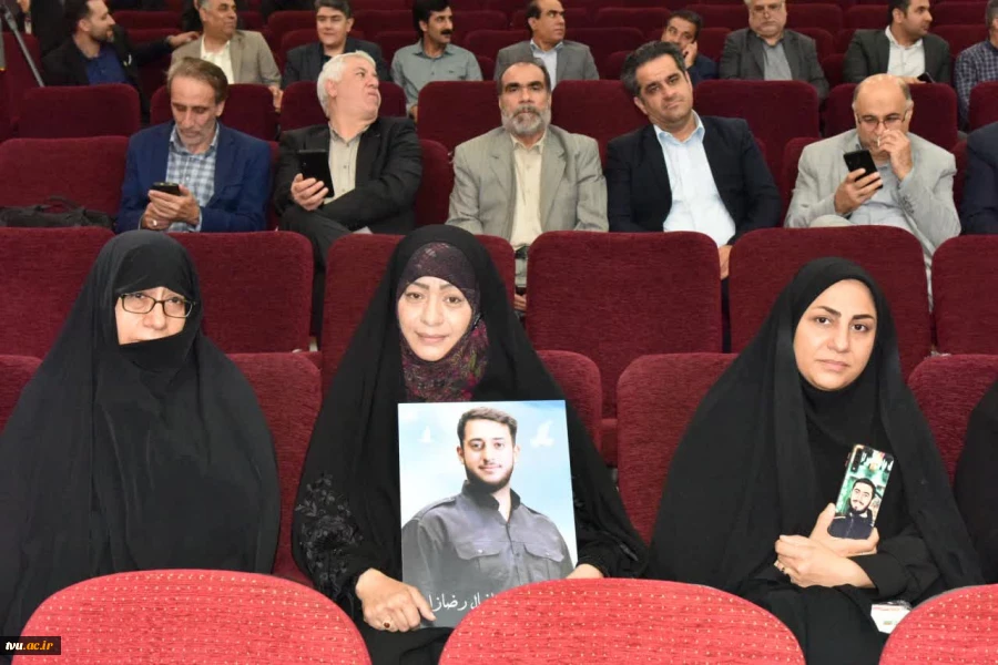 تکریم و تجلیل از خانواده‌های معظم شهدا در آیین رونمایی از یادمان‌های شهید گمنام در دانشگاه فنی و حرفه‌ای 9