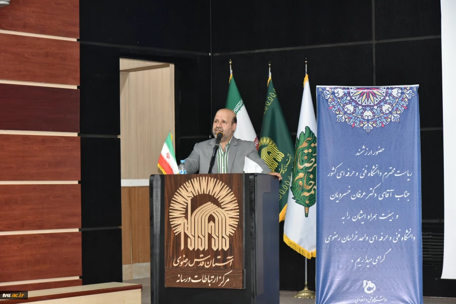 معاون فرهنگی و دانشجویی دانشگاه فنی و حرفه‌ای در مراسم افتتاحیه جشنواره فرهنگی، هنری با محوریت قرآن و عترت:

با انس به قرآن است که می‌توانیم در عرصه‌های علم و فناوری به قله‌های بلند دانش دست پیدا کنیم. 2