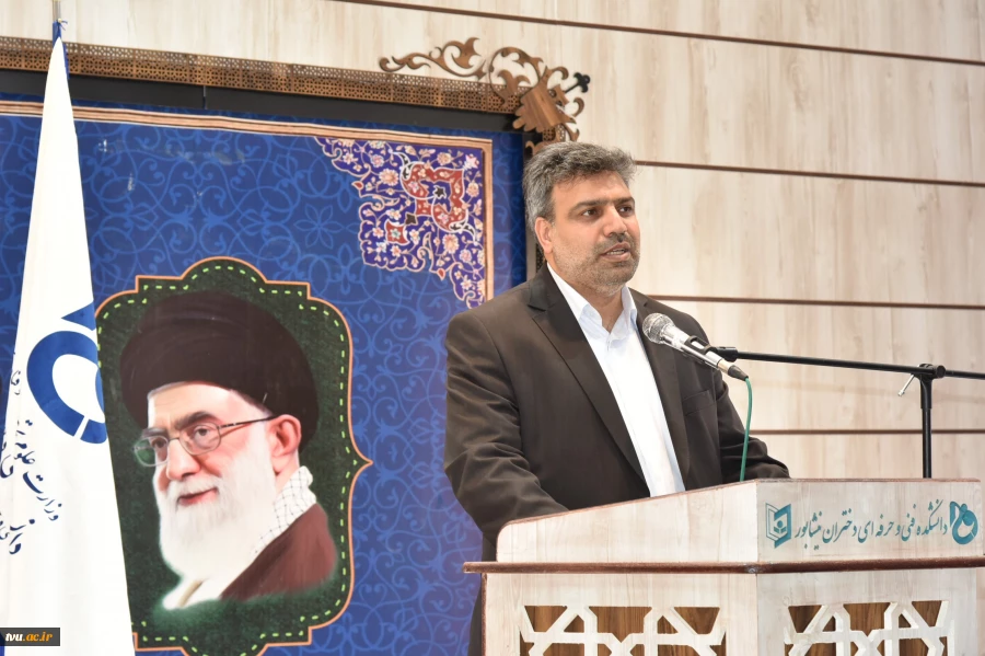 رئیس دانشگاه فنی و حرفه‌ای در مراسم افتتاح سالن چندمنظوره فیروزه در آموزشکده فنی و حرفه‌ای دختران نیشابور:

منابع انسانی فرهیخته، منابع طبیعی خدادادی و زیرساخت‌های خوب صنعتی در نیشابور جمع هستند و لازم است که آموزشکده‌های فنی و حرفه‌ای در نیشابور به صور