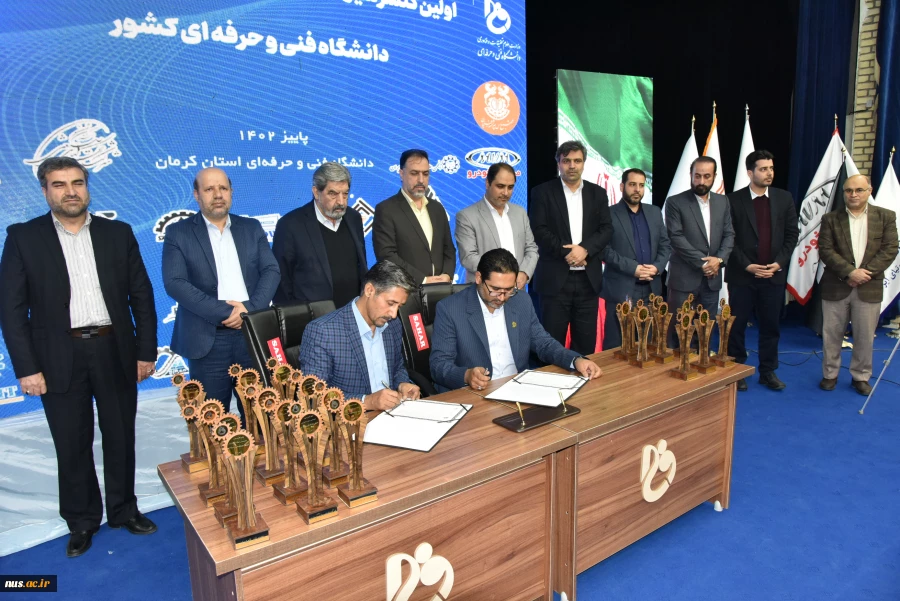 با حضور ریاست دانشگاه فنی و حرفه‌ای کشور، اعضای هیئت رئیسه و صاحبان صنایع؛
امضای 19 تفاهم‌نامه همکاری بین دانشگاه و صاحبان صنایع ملی و منطقه‌ای در دانشگاه فنی و حرفه‌ای استان کرمان 4