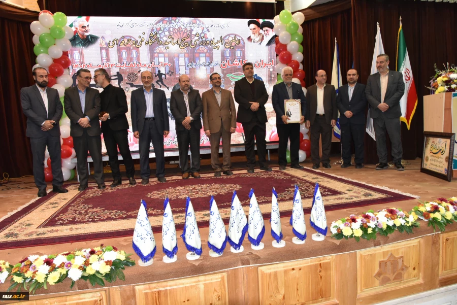 رئیس دانشگاه فنی و حرفه‌ای در آیین افتتاحیه اولین المپیاد اساتید بسیجی:

حضرت امام(ره) در سال 58 تشکیل شجره طیبه انقلاب را بنا گذاشت و انسان تمدنی را برای این جامعه و این تمدن، "انسان بسیجی" طراحی کرد. 2