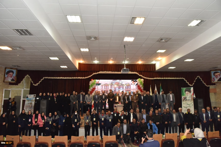 رئیس دانشگاه فنی و حرفه‌ای در آیین افتتاحیه اولین المپیاد اساتید بسیجی:

حضرت امام(ره) در سال 58 تشکیل شجره طیبه انقلاب را بنا گذاشت و انسان تمدنی را برای این جامعه و این تمدن، "انسان بسیجی" طراحی کرد. 2