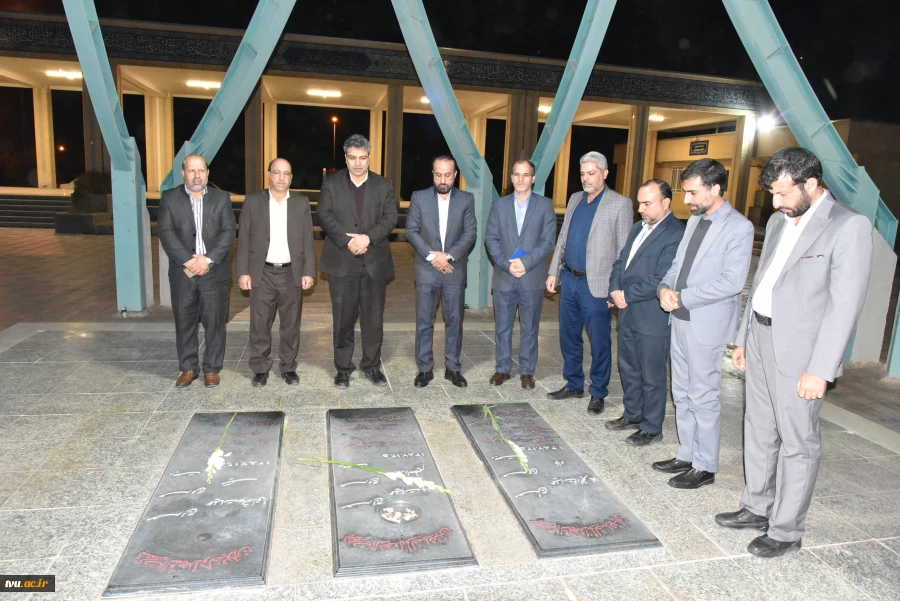 رئیس دانشگاه فنی و حرفه‌ای در آیین افتتاحیه اولین المپیاد اساتید بسیجی:

حضرت امام(ره) در سال 58 تشکیل شجره طیبه انقلاب را بنا گذاشت و انسان تمدنی را برای این جامعه و این تمدن، "انسان بسیجی" طراحی کرد. 2