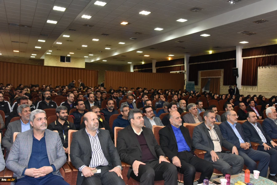 رئیس دانشگاه فنی و حرفه‌ای در آیین افتتاحیه اولین المپیاد اساتید بسیجی:

حضرت امام(ره) در سال 58 تشکیل شجره طیبه انقلاب را بنا گذاشت و انسان تمدنی را برای این جامعه و این تمدن، "انسان بسیجی" طراحی کرد. 10