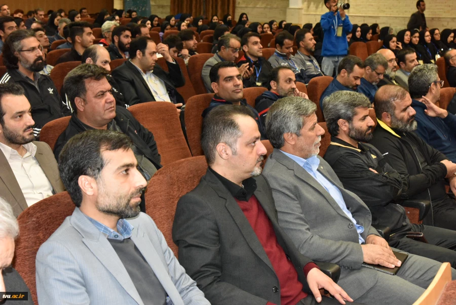 رئیس دانشگاه فنی و حرفه‌ای در آیین افتتاحیه اولین المپیاد اساتید بسیجی:

حضرت امام(ره) در سال 58 تشکیل شجره طیبه انقلاب را بنا گذاشت و انسان تمدنی را برای این جامعه و این تمدن، "انسان بسیجی" طراحی کرد. 5