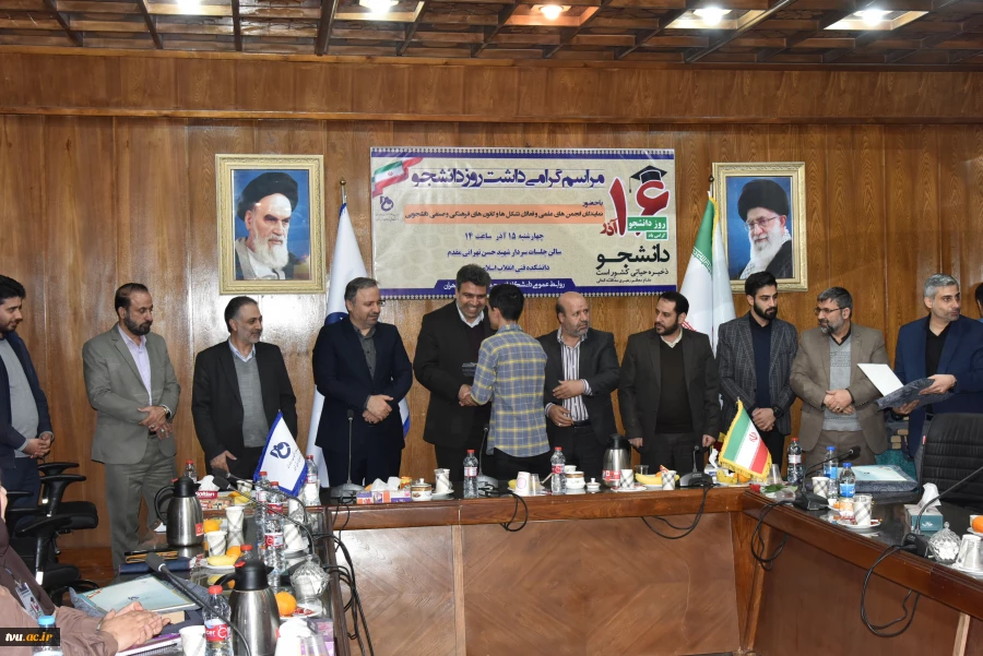 رئیس دانشگاه فنی و حرفه‌ای در جمع دانشجویان به مناسبت روز دانشجو:

دوران دانشجویی باید با سه عامل علم و عمل، عدالت خواهی، عدالت طلبی و آزاد اندیشی گره بخورد 12