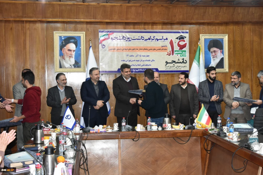 رئیس دانشگاه فنی و حرفه‌ای در جمع دانشجویان به مناسبت روز دانشجو:

دوران دانشجویی باید با سه عامل علم و عمل، عدالت خواهی، عدالت طلبی و آزاد اندیشی گره بخورد 13