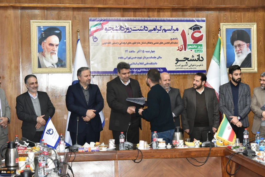 رئیس دانشگاه فنی و حرفه‌ای در جمع دانشجویان به مناسبت روز دانشجو:

دوران دانشجویی باید با سه عامل علم و عمل، عدالت خواهی، عدالت طلبی و آزاد اندیشی گره بخورد 14