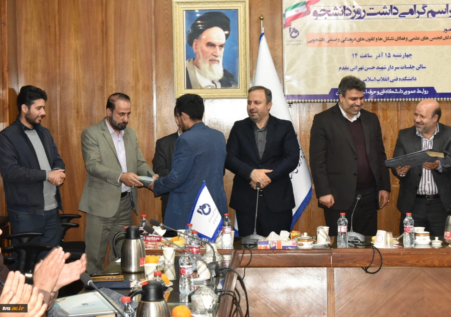 رئیس دانشگاه فنی و حرفه‌ای در جمع دانشجویان به مناسبت روز دانشجو:

دوران دانشجویی باید با سه عامل علم و عمل، عدالت خواهی، عدالت طلبی و آزاد اندیشی گره بخورد 15